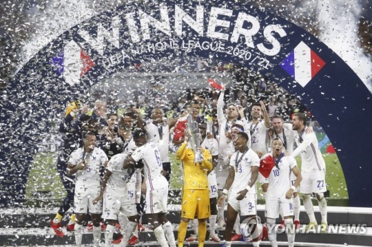 UEFA 네이션스리그 우승을 차지한 프랑스 선수들의 세리머니 모습.
[EPA=연합뉴스]
