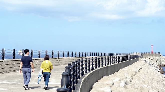 민혜 님과 함께 제주 바다를 거닐었다./사진=이주아 머니투데이 PD