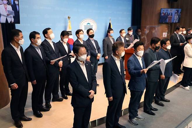 [서울=뉴시스] 전신 기자 = 이낙연 캠프 공동선대위원장인 홍영표, 설훈 더불어민주당 의원 등 소속 의원들이 11일 서울 여의도 국회 소통관에서 무효표 논란과 관련해 기자회견을 하고 있다.