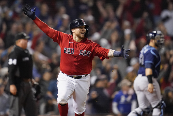 보스턴 레드삭스의 크리스티안 바스케스가 11일 오전(한국시간) 미국 매사추세츠주 보스턴의 펜웨이 파크에서 열린 MLB ALDS 3차전에서 연장 13회말 끝내기 홈런을 친 후 환호하고 있다. AP뉴시스