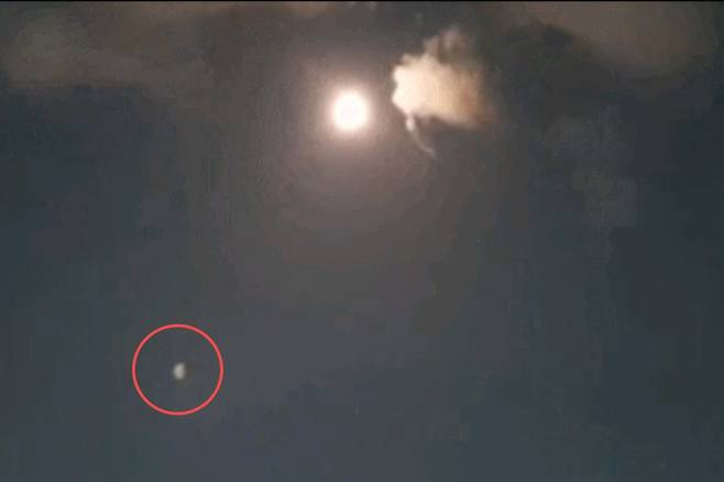 지난 7월 광주에서 달 아래 흰색 미확인 비행 물체(빨간색 표시)가 포착된 모습 [독자 제공]