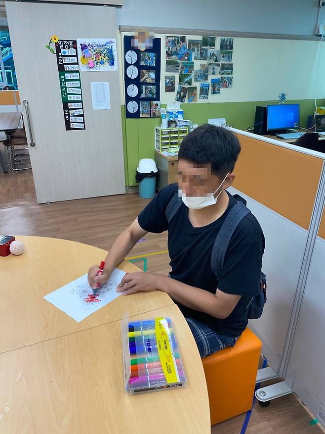 [광주=뉴시스] 송창헌 기자 =광주시가 전국 최초로 개설한 최중증 발달장애인 융합돌봄센터에서 11일 한 최중증장애인이 그림그리기 프로그램에 참여하고 있다. (사진=광주시 제공) 2021.10.11 photo@newsis.com *재판매 및 DB 금지