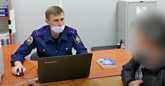 가짜 술을 제조하고 유통한 혐의를 받는 일당을 조사하는 현지 경찰