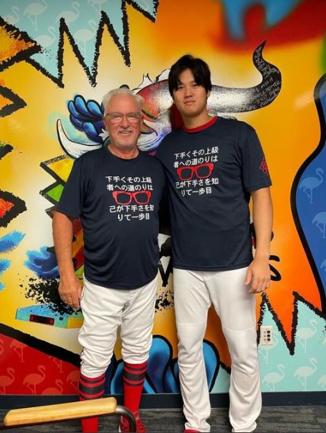 ▲ 조 매든 감독과 오타니 쇼헤이가 '슬램덩크' 대사가 적힌 티셔츠를 입고 있다.