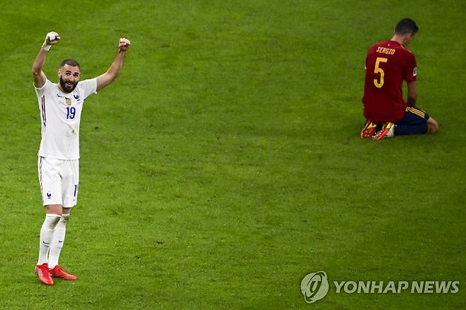 프랑스의 가림 벤제마가 우승이 확정된 뒤 환호하고 있다.  [AP=연합뉴스]