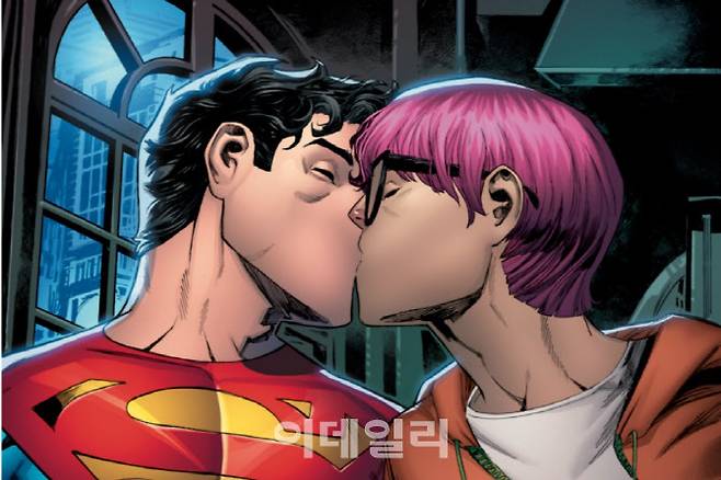 ‘내셔널 커밍아웃 데이’를 맞아 새로운 슈퍼맨이 양성애자로 커밍아웃한다는 소식이 전해졌다. (사진= DC코믹스 홈페이지 캡처)