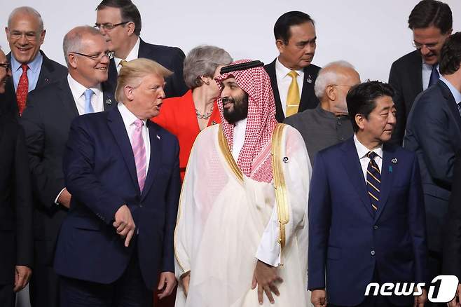 2019년 일본에서 열린 G20 정상회의에서 만난 도널드 트럼프 전 미국 대통령과 무하마드 빈 살만 사우디 왕세자.  © AFP=뉴스1