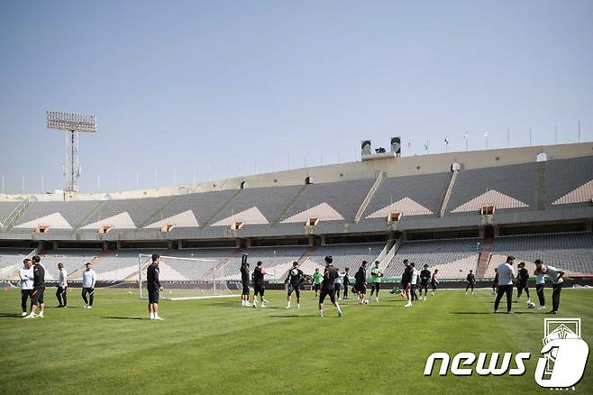 11일(현지시간) 이란 테헤란의 아자디스타디움에서 대한민국 축구 대표팀 선수들이 훈련에 나서고 있다. (대한축구협회 제공) 2021.10.11/뉴스1