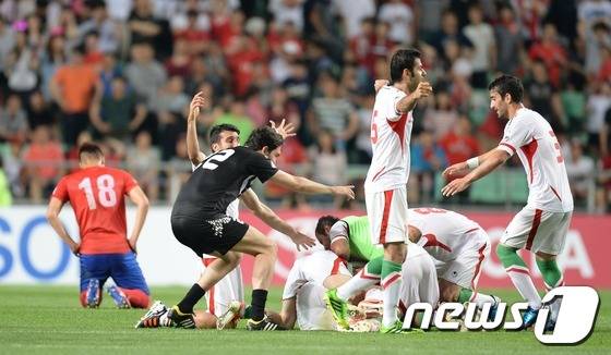 18일 오후 울산 문수축구경기장에서 열린 '2014 브라질월드컵 최종예선 8차전' 한국과 이란과의 경기에서 1대0으로 승리를 거둔 이란선수들이 경기종료후 환호하고 있다. .2013.6.18/뉴스1