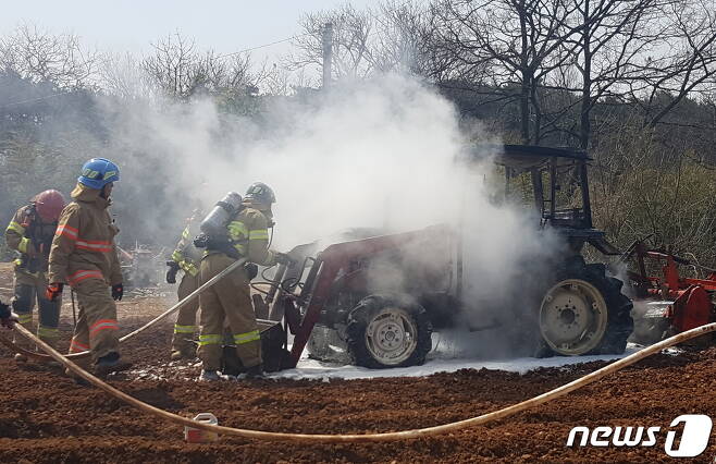 지난해 3월 홍성군 금마면에서 발생한 트랙터 화재 현장. (충남소방본부 제공) ©뉴스1