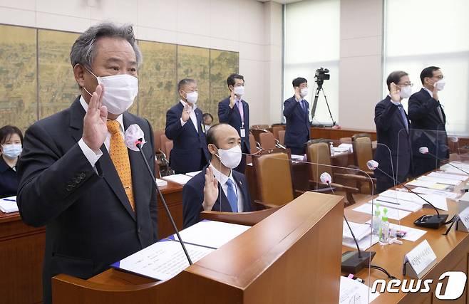 이기흥 대한체육회장(왼쪽) 12일 국회 문화체육관광위원회의 대한체육회, 국민체육진흥공단, 태권도진흥재단, 대한장애인체육회에 대한 국정감사에서 선서를 하고 있다. 앞줄 오른쪽부터 오응환 태권도진흥재단 이사장, 조현재 국민체육진흥공단 이사장, 정진완 대한장애인체육회장. 2021.10.12/뉴스1 © News1 이동해 기자