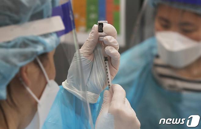 부산의 한 예방접종센터에서 의료진이 화이자 백신을 소분 조제하고 있다. 2021.4.1/뉴스1 © News1 여주연 기자
