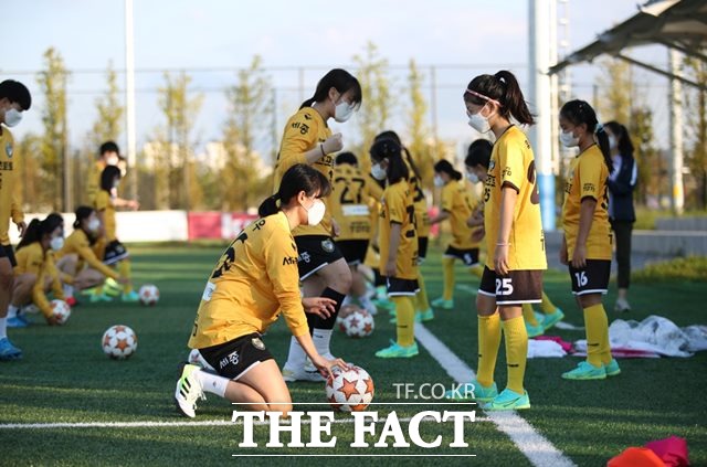 2021세종스포츠토토 유소녀 축구교실 회원들과 특별 훈련을 진행하고 있는 세종스포츠토토여자축구단 선수들./스포츠토토코리아 제공