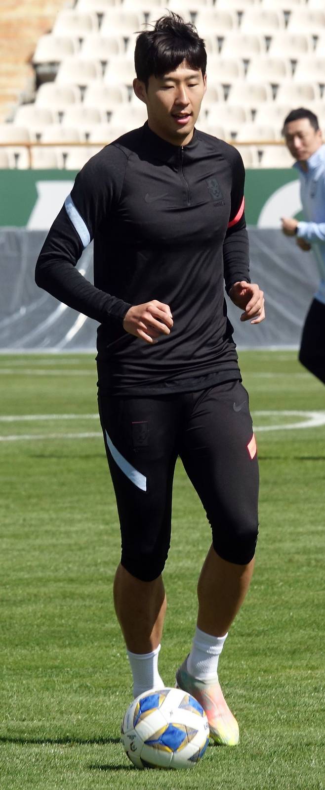 11일(현지시간) 이란 테헤란 아자디 스타디움에서 한국 축구 대표팀의 손흥민이 몸을 풀고 있다. 연합뉴스