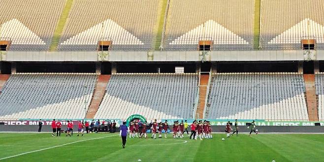 10일(현지 시각) 아자디 스타디움에서 훈련 중인 이란 축구대표팀 선수들. /연합뉴스