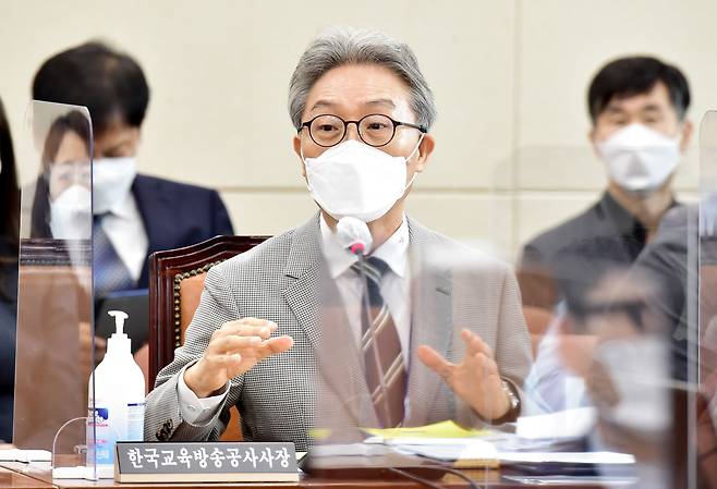 김명중 EBS 사장이 12일 국회 과학기술정보방송통신위원회, 2021년도 KBS(한국방송공사)-EBS(한국교육방송공사) 국정감사에 출석해 답변하고 있다. /국회사진기자단