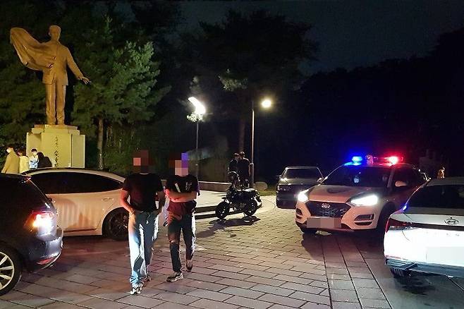 남산도서관 주차장에 경찰이 도착했지만 모여 있는 이들을 해산하지 못하고 있다. /최정석 기자