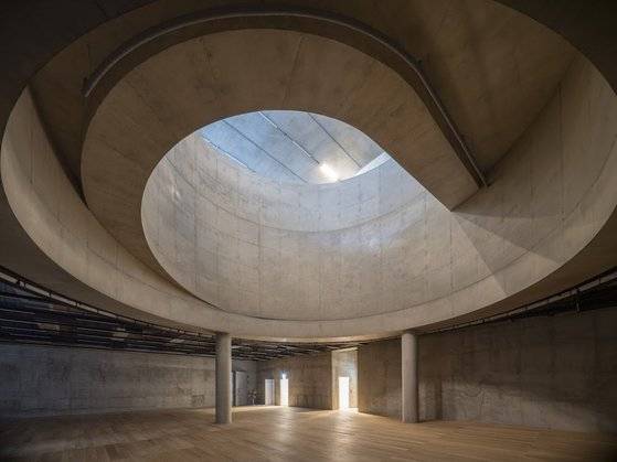 스위스 출신의 듀오 건축가 헤르조그 앤 드 뫼롱(HdM)이 설계한 서울 송은문화재단 신사옥. HdM의 한국 첫 프로젝트다. 지상 11층, 지하 5층 규모로 미니멀한 콘크리트 외벽 건물이다. 사진은 지하 2층 전시장 가운데 천장 부분이 지상 1층까지 거대한 우물처럼 뻥 뚫려 있다. 정지현 작가 촬영. [사진 송은문화재단]