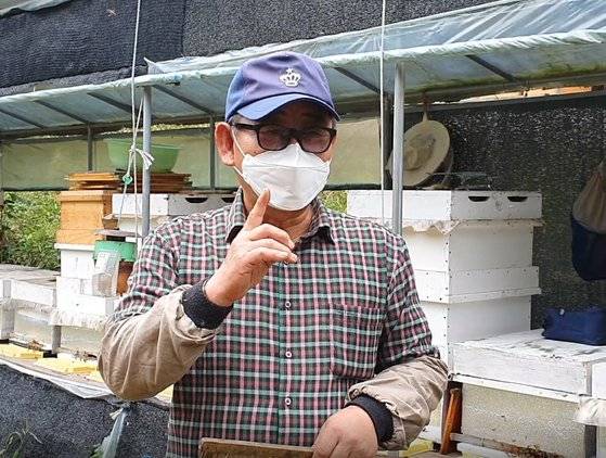 정신장애를 가진 훈련생들이 경기도 화성에 있는 자연과함께하는농장에서 양봉 기술을 익히는 것을 지도하는 임준하 상임이사. 경기 화성=강주안 기자