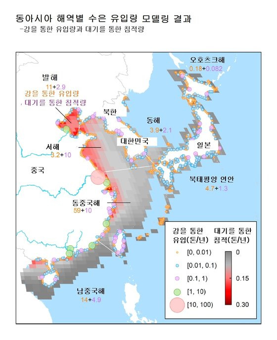 수은 유입 모델링. 지도에서 강을 통한 유입량은 위도와 경도 0.1° x 0.1°의 면적 범위에서, 대기를 통한 침정량은 위도와 경도 각각 1/2° x 2/ 3° 범위에서 나타낸 것이다. 자료: 환경과학기술 국제 저널 (2021년)