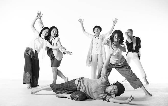 몸 푸는 데도 신발부터 벗었습니다. '발과 바닥의 키스'로부터 시작하여 리듬을 타고 뒹굴며 자신과의 소통하는 게 그들의 춤이었습니다. 김경록 기자