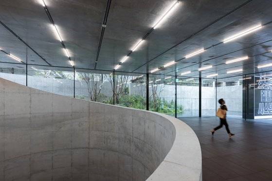 ST송은빌딩1층 로비 .가운데 우물처럼 뚫린 공간은 지하층으로 이어진다. ©Iwan Baan[사진 송은문화재단]