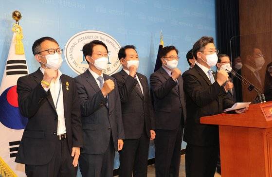 이재명 더불어민주당 대선후보의 당내 경선을 주도했던 우원식 공동선대위원장을 비롯한 핵심 참모들이 12일 오전 국회 소통관에서 ‘열린캠프’ 해단 기자회견을 마친 뒤 구호를 외치고 있다. 기자회견에는 변재일 공동선대위원장, 조정식 총괄선대본부장, 안민석 총광특보단장, 장성호 총괄특보단장, 박주민 총괄선대본부장이 참석했다. 임현동 기자