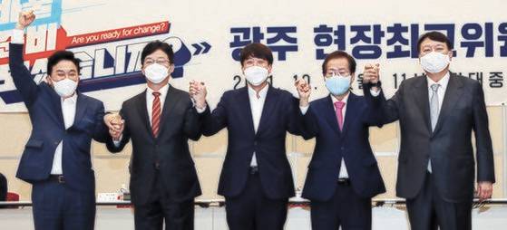 이준석 국민의힘 대표와 대선 경선 후보들이 지난 11일 오전 광주 김대중컨벤션센터에서 열린 현장 최고위원회의에 앞서 기념촬영을 하고 있다. 왼쪽부터 원희룡·유승민 후보, 이 대표, 홍준표·윤석열 후보. 2차 컷오프를 통과한 후보 4명은 이날 광주에서 첫 합동토론회를 했다. [뉴시스]