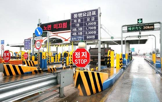 28개 한강다리 중 유일한 유료도로인 일산대교 요금소 모습. 중앙포토