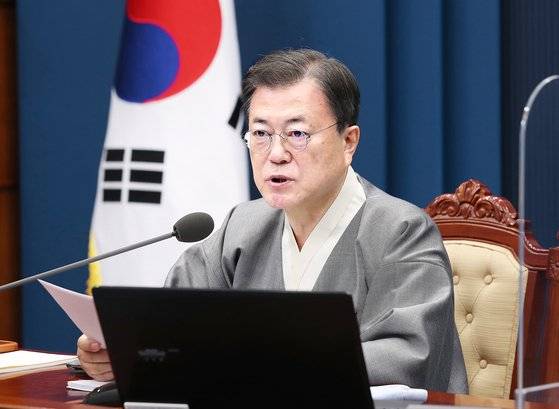 문재인 대통령이 12일 오전 청와대 여민관에서 열린 국무회의에서 모두발언을 하고 있다. 이날 회의는 '가을 한복문화주간'을 맞아 대통령와 국무위원들이 한복을 입고 참석했다. 청와대사진기자단