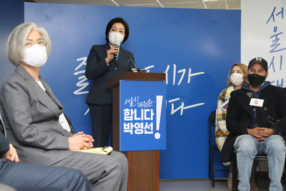 Former Foreign Minister Kang Kyung-wha, left, took part in establishing an international cooperation committee for the campaign of Park Young-sun, center, the ruling Democratic Party’s candidate for the Seoul mayoral by-election last year. [OH JONG-TAEK]