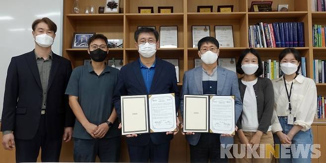 강원대학교 누룩연구소(소장 김명동)는 12일 ㈜래디안(대표이사 이성은)과 ‘우수 미생물자원의 산업화를 위한 연구협력’ 협약을 체결했다.