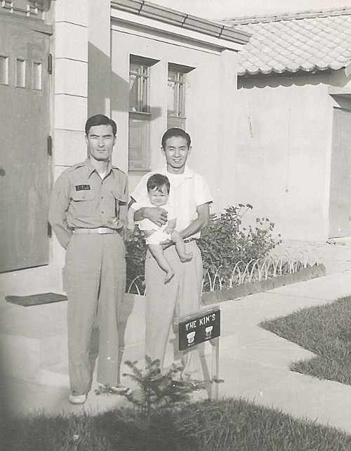 김장환(오른쪽) 목사가 1961년쯤 수원 인계동에 새롭게 지은 집 앞에서 첫째 아들 요셉군을 안고 지인과 함께 사진을 찍고 있다.