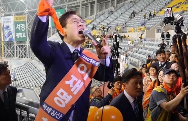 2017년 대선 경선에서 패한 직후 지지자들에게 다가가 승복 연설을 하는 이재명 후보. 이재명 캠프 제공. 한겨레 영상뉴스 캡처