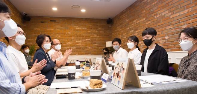 임혜숙 과학기술정보통신부 장관이 지난달 28일 오후 서울 영등포구 여의도 하우스(How's)카페에서 열린 '청년 과학자 간담회' 에 참석해 청년 과학자들의 고민과 아이디어를 듣고 있다./사진제공=과학기술정통부