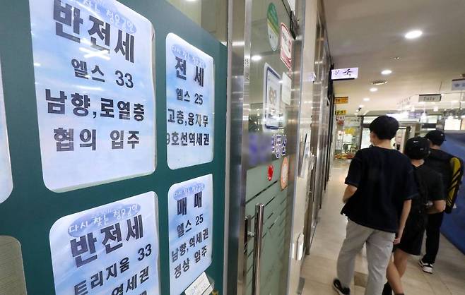 [서울=뉴시스] 홍효식 기자 = 서울 아파트의 전세난이 지속되면서 지난 8월 반전세 등 월세를 낀 임대차 거래가 올 들어 처음으로 40%를 넘긴 것으로 조사된 가운데 서울 송파구 한 상가 부동산 밀집 지역에 반전세 등 정보 안내문이 부착돼 있다. 서울시에 따르면 지난 8월 한 달간 서울에서 거래된 아파트 임대차 계약 1만4299건 중 월세가 조금이라도 낀 계약은 5783건(40.4%)으로, 전월(35.8%)보다 4.6%포인트 급증했다. 임대차법 개정 직후인 작년 8월(31%)과 비교하면 1년 사이 월세 거래 비중이 9.4%포인트 높아졌다. 2021.10.03.