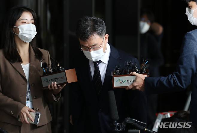 [서울=뉴시스] 조성우 기자 = 성남 대장동 개발 특혜 의혹이 불거진 화천대유 대주주 김만배씨가 지난 11일 오전 서울 서초구 서울중앙지검에 피의자 신분으로 출석하고 있다. 2021.10.11. xconfind@newsis.com