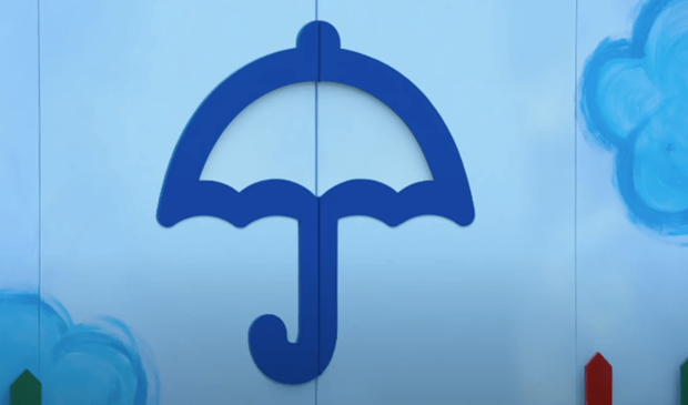 제3화에서 애초 반원 모양이었던 운동장 벽 우산 그림은 다음 장면에서 물결 모양으로 달라졌다.