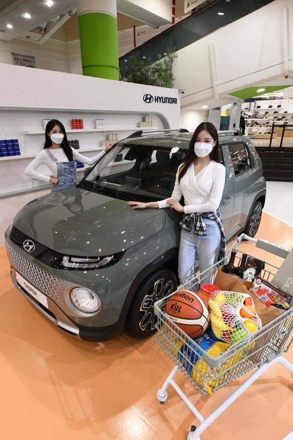 홈플러스 오프라인 매장이 색다른 체험과 경험을 제공하는 플랫폼으로 변하고 있다. 홈플러스 부천상동점에 마련한 ‘현대차 캐스퍼 쇼룸’ 사진제공 l 홈플러스