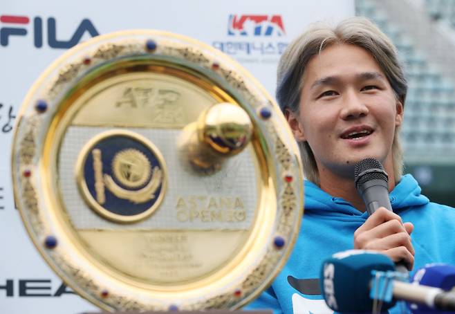 지난달 카자흐스탄에서 열린 남자프로테니스(ATP) 투어 아스타나오픈에서 우승한 권순우가 12일 서울 송파구 올림픽공원 테니스코트에서 기자간담회를 하고 있다. 연합뉴스