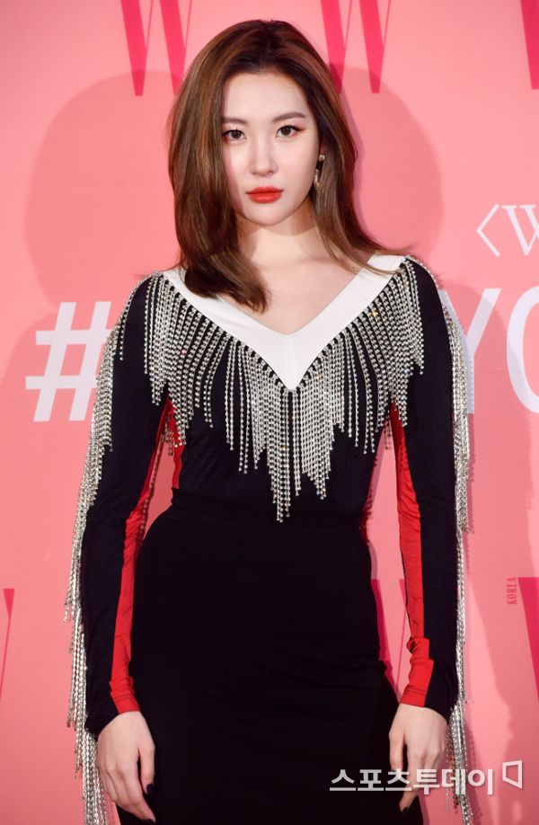 Singer Sunmi, who is appearing as a K-pop master on Girls Planet 999.Some netizens poured out too much baptism because they did not like Sunmis examination criteria.Sunmi, who has been suffering from a lot of evils, seems to have been shocked by the harsh reactions.On the 11th, Sunmi released malicious posts and comments posted on the Mnet Survival program Girls Planet 999: Girls Daejeon through his SNS.The title of the post was How to Kill Sunmi X, and the comment was Sunmi, do not write an album. I will swear in real time Crazy shaman X Aura no.It seems to be enormous. This was a gruesome comment from Sunmis reference to Aura (a subtle atmosphere) as her own judging standard in Girls Planet 999.Sunmi, who was shocked by this, said, Where did you want to kill me and not want to see me?I think it is because of the screening criteria I said in the first episode. I tried to talk to more people while monitoring so far.I really do not know what I can do for our friends at all moments. Please cheer our friends harder, please, he said.Sunmi has been suffering from bullying from the past, and in December last year, she was involved in suspicion of breast surgery when she gained weight.At that time, Sunmi revealed fatigue through SNS in the evaluation of the public as soon as the weight is lost and the weight is increased.However, even as time passed, Sunmi was saddened by the inability to be free from the evil.Fans who have encountered the posts are comforting Sunmi while continuing their reprimand for the evil.