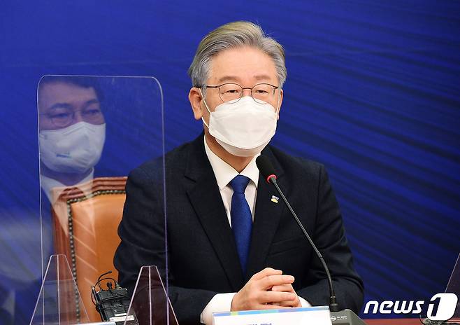 이재명 더불어민주당 대선후보가 13일 국회에서 열린 대통령 후보-당대표-상임고문단 간담회에서 인사말을 하고 있다. 이 후보는 이 자리에서 "내년 대통령 선거는 특정 개인 승리의 문제가 아니라 민주개혁 진영의 승리가 중요한 선거＂라며 ＂민주당원의 한사람으로서, 제 개인이 아니라 민주당의 승리, 민주개혁 진영의 승리, 4기 민주 정부 창출을 위해 당의 원로 고문을 모시고 최선을 다하겠다＂고 밝혔다. 2021.10.13/뉴스1 © News1 오대일 기자