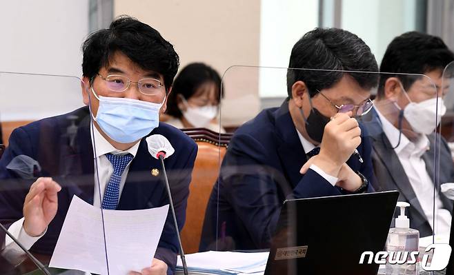 박완주 더불어민주당 의원이 7일 서울 여의도 국회에서 열린 행정안전위원회의 소방청 등에 대한 국정감사에서 질의하고 있다. 2021.10.7/뉴스1 © News1 구윤성 기자