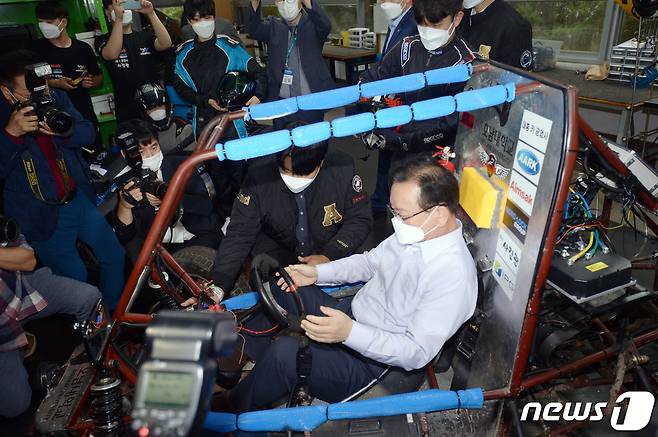 김부겸 국무총리가 13일 오후 광주 광산구 호남대학교 미래자동차공학부 상상공작소에 마련된 실습용 자작차에 탑승하고 있다. 2021.10.13/뉴스1 © News1 정다움 기자