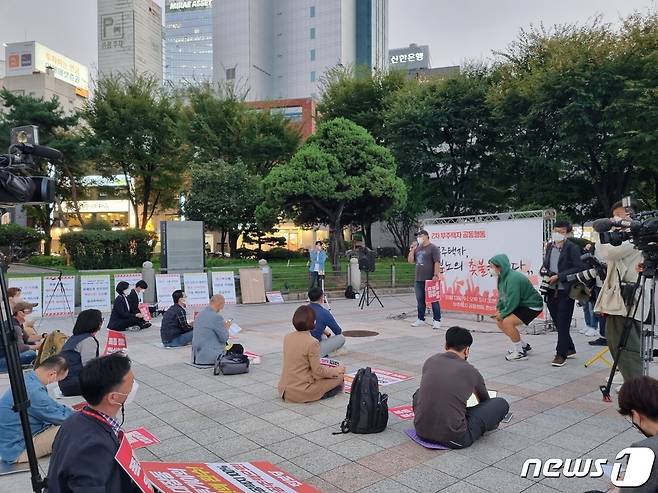 무주택자 공동행동 준비위원회는 13일 오후 5시30분쯤 서울 종로구 보신각 앞에서 49인 규모의 촛불집회를 개최했다.© 뉴스1/정혜민 기자