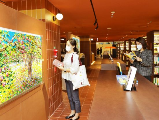 고객들이 롯데백화점 일산점 1층 복합문화공간 '다락별장'을 둘러보고 있다.