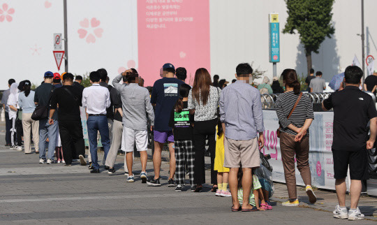 이달 1일 오전 서울 송파구 올림픽공원 앞에 설치된 임시선별검사소에서 시민들이 코로나19 검사를 받기 위해 줄을 서있다. 연합뉴스.