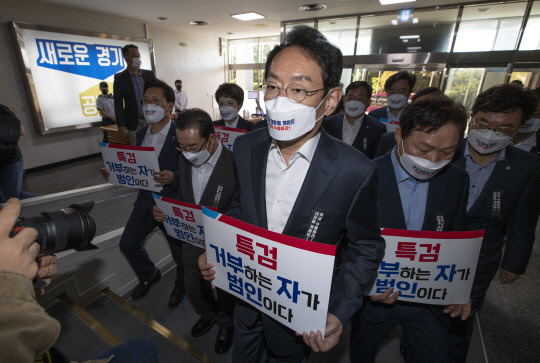 국민의힘 의원 13명이 13일 경기도청에 항의방문해 대장동 게이트 의혹과 관련한 자료제출 미흡을 비판하고 있다. 국회사진기자단=연합뉴스