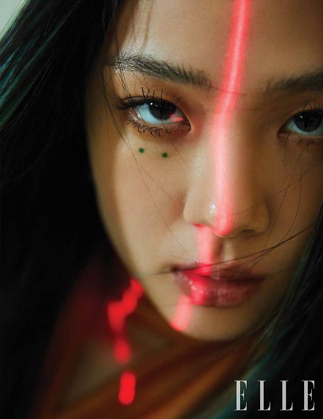 머스터드 컬러의 톱은 Bottega Veneta.