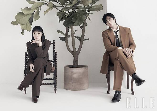 김고은이 입은 오버사이즈 재킷과 팬츠는 모두 Low Classic. 다크 브라운 앵클부츠는 Rekken. 엄지에 착용한 골드 링은 배우 소장품. 안보현이 입은 브라운 수트는 Kimseoryong Homme. 크림 컬러 셔츠와 넥타이는 모두 Gucci. 앵클부츠는 스타일리스트 소장품.